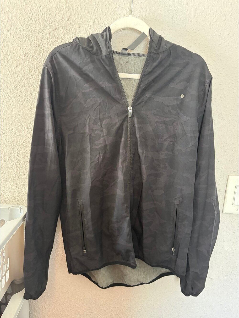 Men's Vuori Outdoor Trainer Shell Grey/Black Camo size M. Style is on website fo